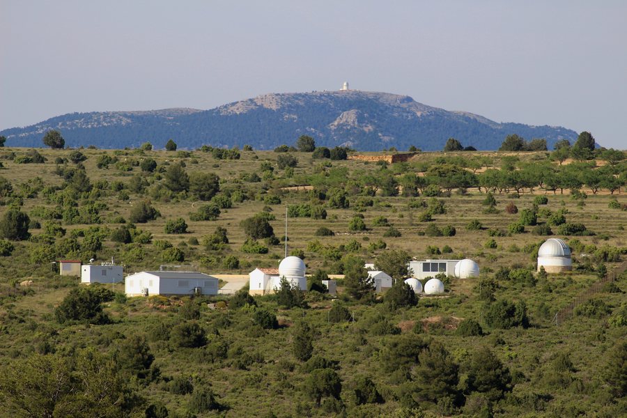 File:Observatorio de Aras de los Olmos - Universidad de Valencia.jpg